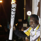 Pelé sostiene una antorcha olímpica en el museo que lleva su nombre, en Sao Paulo, el pasado 22 de julio.