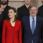 elipe, el dia de su 49º cumpleaños, y Letizia conversan con Íñigo Méndez de Vigo y Concha Velasco, en el acto que clausura la conmemoración del cuarto centenario de Cervantes.