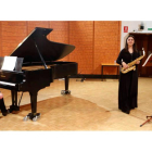 La saxofonista Patricia Viloria Medina, acompañada al piano por la profesora Ana Mª Rodríguez Iglesias, interpretó ayer obras de Maurice, Bonneau e Iturralde. RAMIRO