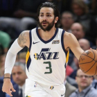 Ricky Rubio controla un balón en el partido frente a los San Antonio Spurs