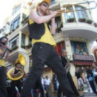 La compañía Always Drinking Marching Band actuó por la Ancha y plaza de Regla.