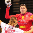 La lateral leonesa Mireya González defiende a una jugadora rumana durante el partido disputado ayer. BABARI
