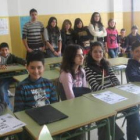 Los alumnos del IES de La Robla participaron en diversos talleres de las oenegés.