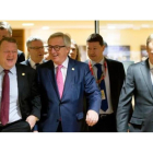El primer ministro danés, Lard Lokke Rasmussen, (izquierda) es recibido por el presidente de la Comisión Europea, Jean-Claude Juncker, horas antes del inicio de la cumbre europea.