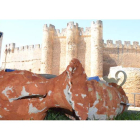 Imagen de archivo de la Feria de Artesanía con el castillo de Valencia de Don Juan como vigía. MEDINA