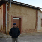 Pablo Carvajal, delante del edificio que acoge el nuevo albergue.