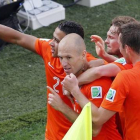 Robben, en el centro, celebra su gol.