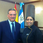 Alfredo Prada junto a una de las cocineras.