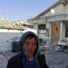 Un hombre llora al comprobar los destrozos causados en su vivienda en Yeonpyeong.