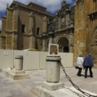 Imagen en la que se aprecia cómo ha desaparecido ya el escalón que daba acceso a la puerta del Perdó