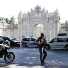 Policías turcos acordonan los alrededores del Palacio de Dolmabahçe en Estambul (Turquía), este miércoles 19 de agosto del 2015.