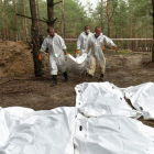 Traslado de los cadáveres encontrados en las fosas. OLEG PETRASYUK