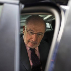 Rodrigo Rato entra en el coche tras un registro policial en su vivienda, el pasado abril en Madrid.