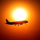 Un avión vuela durante el atardecer de Zagreb (Croacia). ANTONIO BAT