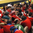 Seguidores chilenos detenidos en la sala de prensa de Maracaná tras intentar colarse en el estadio.