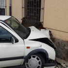 El accidente tuvo lugar a primera hora de la mañana de ayer en la localidad de Matilla de la Vega. BOMBEROS DE LEÓN