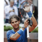 Nadal saluda al público tras su victoria aplastante.