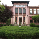Fachada de la residencia municipal Virgen del Camino, en la calle San Mamés.