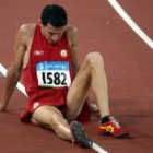 El español Juan Carlos Higuero muestra su decepción tras la final de los 1.500 metros de los Juegos