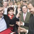 Zapatero recibe un bastón de mando de manos del secretario de los socialistas vascos, Patxi López