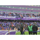 El despliegue de esta pancarta en el estadio Nuevo José Zorrilla puede costarle 10.000 euros al Real Valladolid. LOF