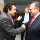 El presidente del Consejo, José Luis Ramón, saluda al delegado de la Junta en un acto público.
