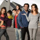 El actor Antonio Garrido junto al resto de protagonistas de la serie de Antena 3 -˜Los protegidos-™.