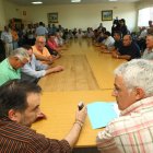 En primer término, a la derecha, Antonio García Regueiro, en asamblea de la agrupación de transportistas que mueve 200 camiones.