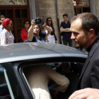 El obispo Novell sale escoltado por la policía de la iglesia de Tàrrega en medio de un fuerte griterío.
