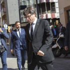 El presidente de la Generalitat, Carles Puigdemont,tras el entierro de Jacint Borrás, uno de los fundadores de Convergència, exdirectivo del Barça y padre de la consellera de Gobernación, Meritxell Borràs.