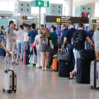 Colas esperando para llegar al mostrador de check in de Vueling el verano del 2016.