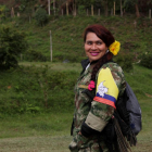 Una guerrillera de las FARC sonríe en el campamento del Bloque Alfonso Cano, en Cauca.