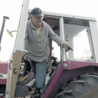 El presidente saliente José Mujica, de hábitos ascéticos, a bordo de un tractor, en sus tierras en las afueras de Montevideo.