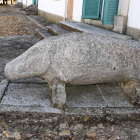 Vista del formidable verraco vetón que custodia la casona de Villimer. Todo indica que es el que fue vendido en Barquilla