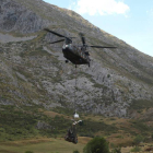 El Chinook del Ejército de Tierra traslada los restos del helicóptero por la ladera de La Polinosa