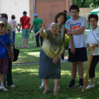 Una señora participa en el juego de la monterilla. MEDINA
