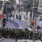 El Ejército de Honduras intenta disolver una manifestación en Tegucigalpa.