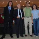 Los ganadores, con Conrado Blanco y la coordinadora del premio, Camino Ochoa.