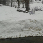 El acceso al pueblo, totalmente cubierto por la nieve.