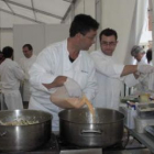 Sergio Fernández cocinó en Tabuyo para Montañas del Teleno