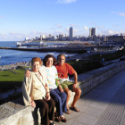 Celia posa junto a sus dos hijos en una de las zonas de costa de Mar del Plata.