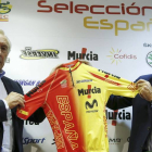 El seleccionador español, Javier Mínguez,  y el presidente de la Federación Española de Ciclismo, José Luis López Cerrón, sostienen el maillot del equipo nacional para los Mundiales de Ponferrada