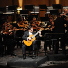 El guitarrista Rolando Saad, rodeado por músicos de la Gran Orquesta Sinfónica de Zaporozhye.