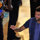 Cesc saluda a un grupo de aficionados malasios en el aeropuerto de Kuala Lumpur.