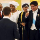 Medvédev, de espaldas, brinda con los embajadores en una recepción celebrada ayer.