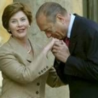 Chirac besa la mano de Laura Bush antes de la sesión plenaria de la Unesco