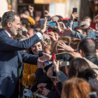 El rey Felipe saluda a los vecinos de la localidad sevillana de Écija. RAÚL CARO