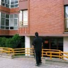 La residencia estaba ubicada en este edificio, número 10, de la calle Severo Ochoa de La Bañeza