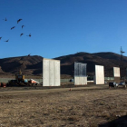 Los ocho prototipos para construir el muro de México, levantados en las afueras de San Diego, vistos desde Tijuana (México).