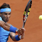 Rafael Nadal, en acción, en su debut en Roland Garros.